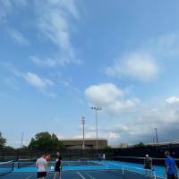 Big group of alumni on tennis court
